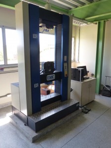 Foto da máquina de ensaios universais do Laboratório de Materiais e Ensaios Mecânicos