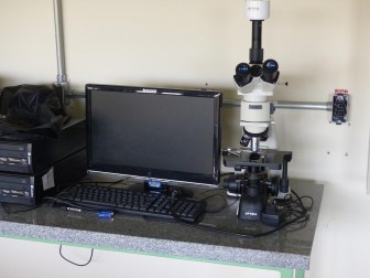 Foto do microscópio óptico do Laboratório de Materiais e Ensaios Mecânicos